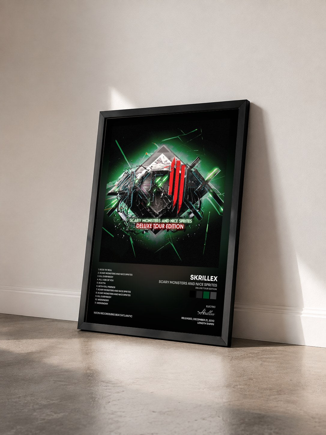 #noir Tableau de l'album Scary Monsters and Nice Sprites (Deluxe Tour Edition) de Skrillex vu de trois quarts, cadre noir