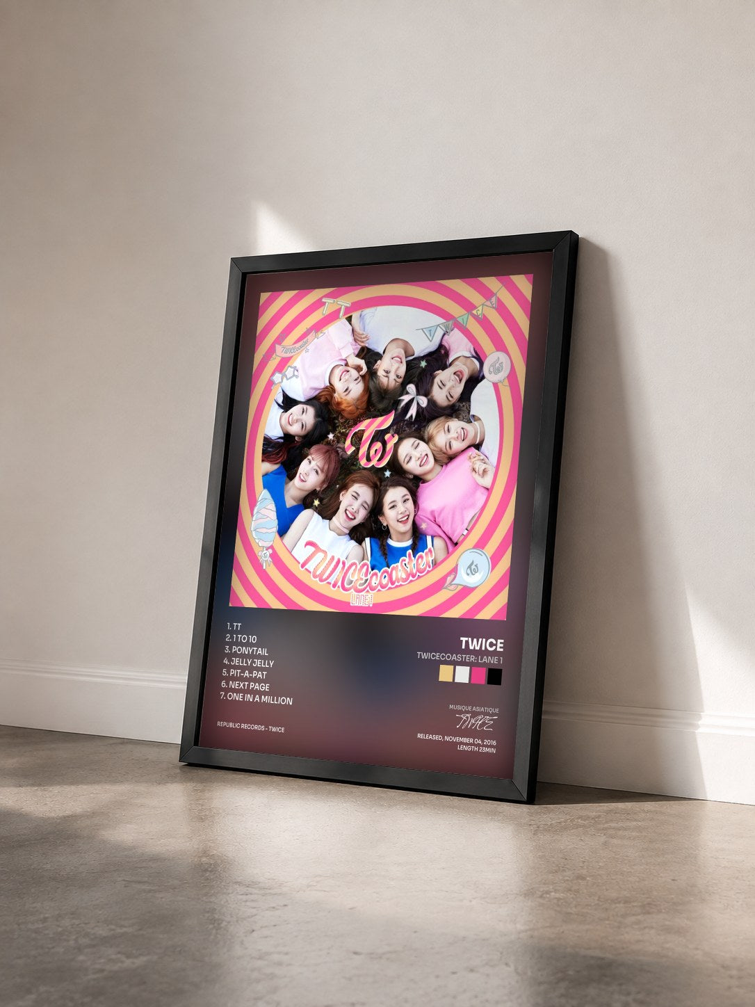 #noir Tableau de l'album Twicecoaster: Lane 1 de TWICE vu de trois quarts, cadre noir