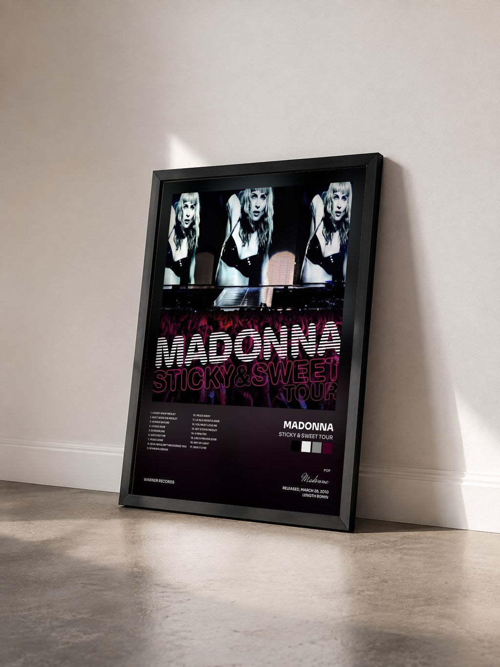 #noir Sticky & Sweet Tour de Madonna en lámina enmarcada vista de tres cuartos, marco negro