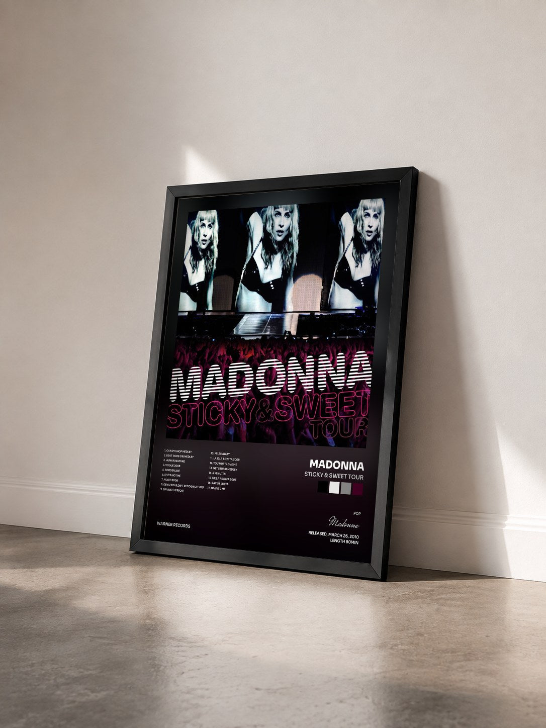 #noir Tableau de l'album Sticky & Sweet Tour de Madonna vu de trois quarts, cadre noir