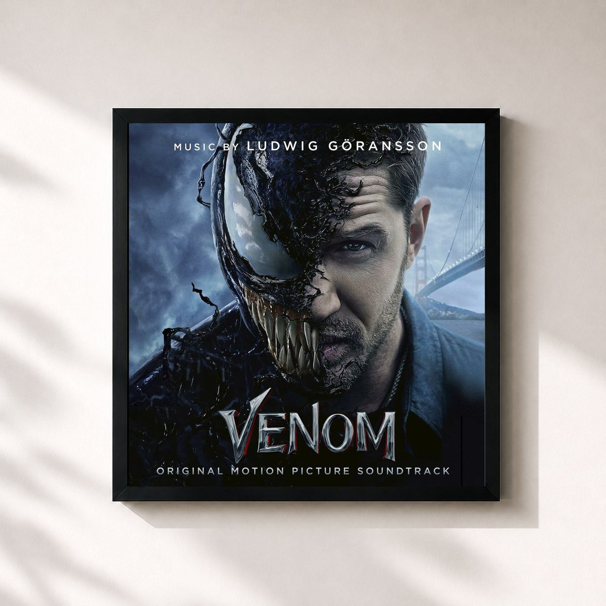 #noir Tableau carré de l'album Venom (Original Motion Picture Soundtrack) de Ludwig Goransson, cadre noir 32x32 cm