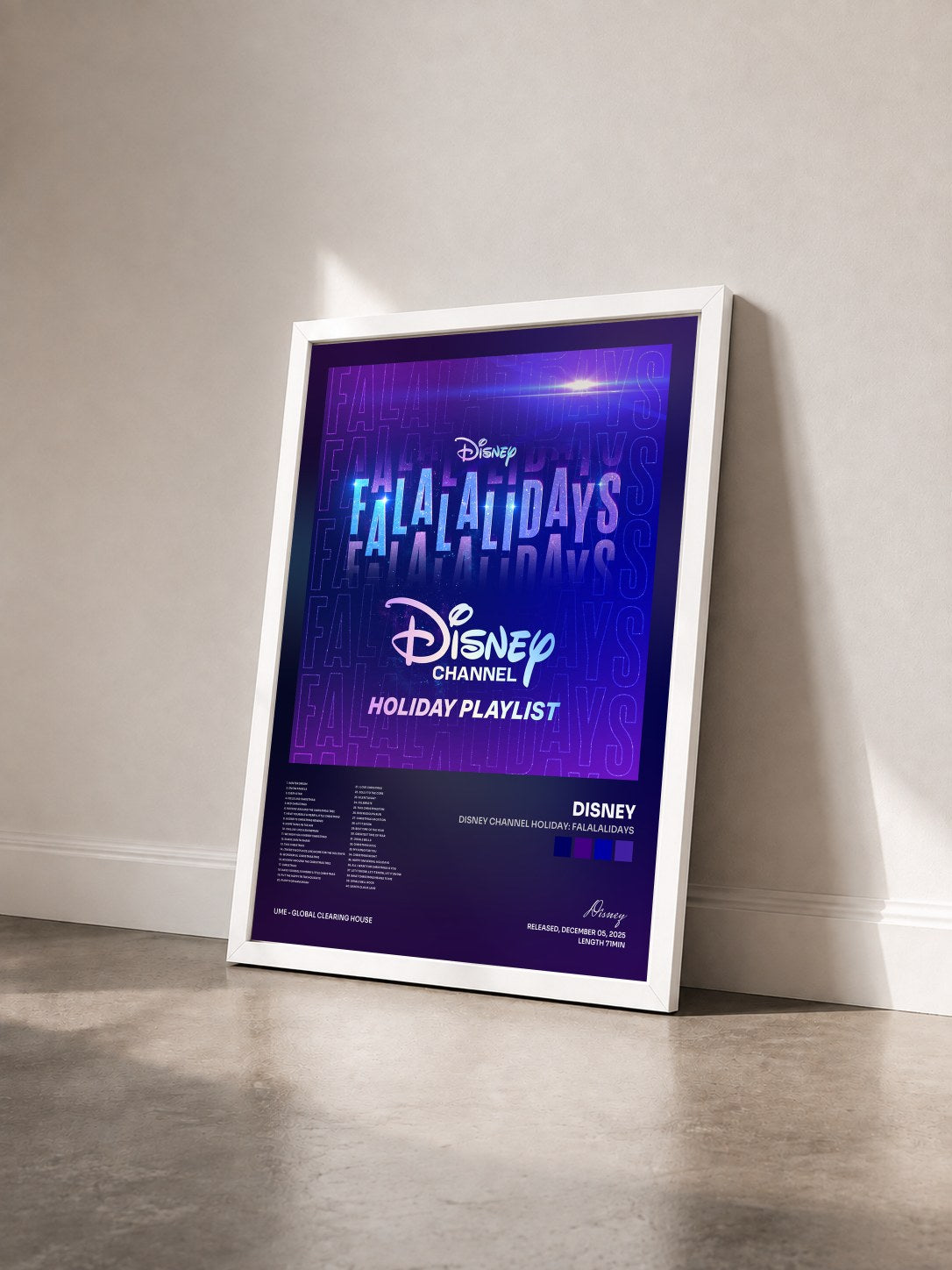 #blanc Tableau de l'album Disney Channel Holiday: Falalalidays de Disney vu de trois quarts, cadre blanc