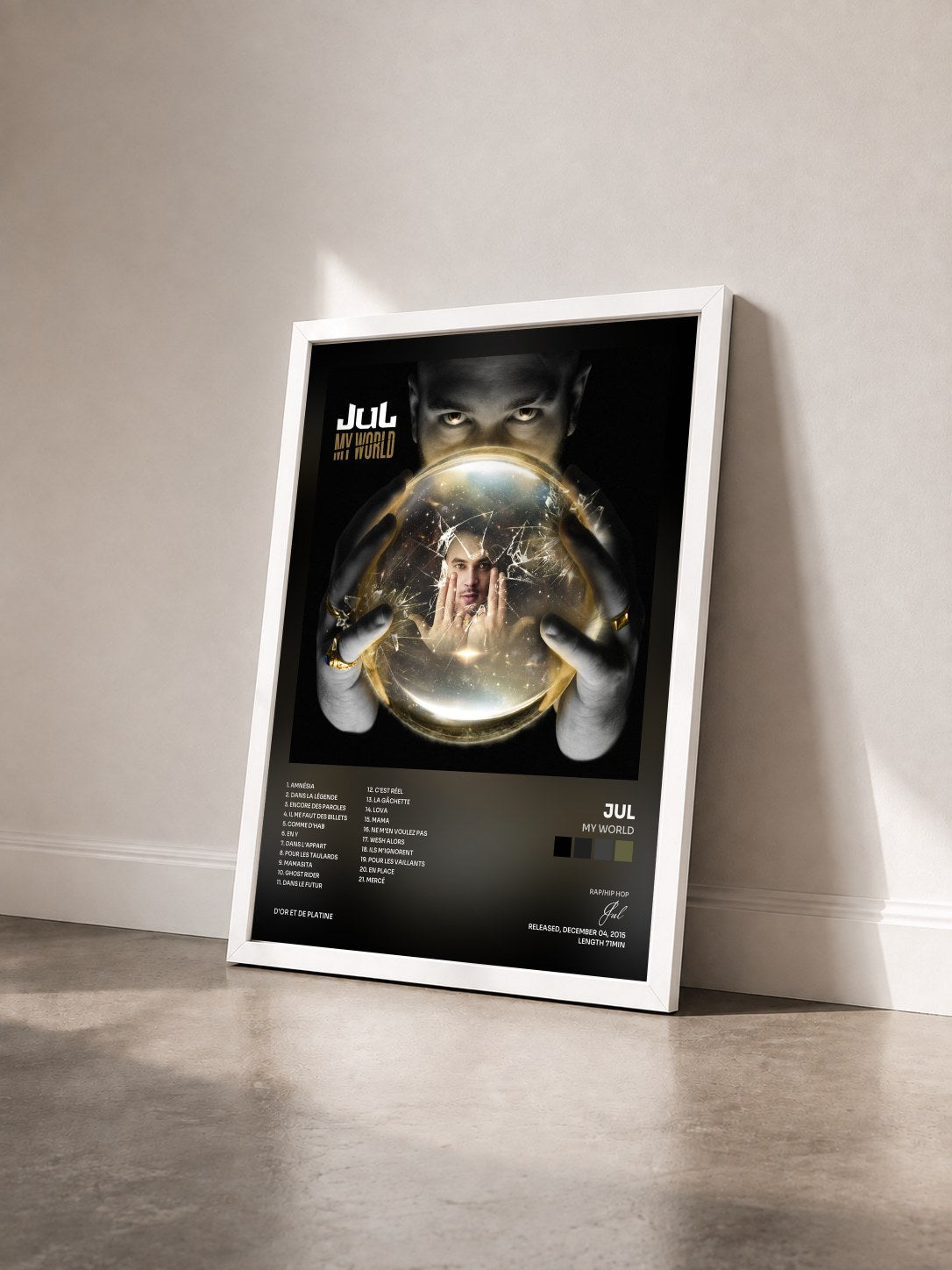 #blanc Tableau de l'album My World de Jul vu de trois quarts, cadre blanc