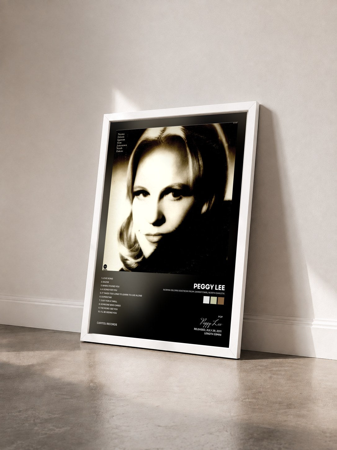 #blanc Tableau de l'album Norma Deloris Egstrom From Jamestown, North Dakota de Peggy Lee vu de trois quarts, cadre blanc
