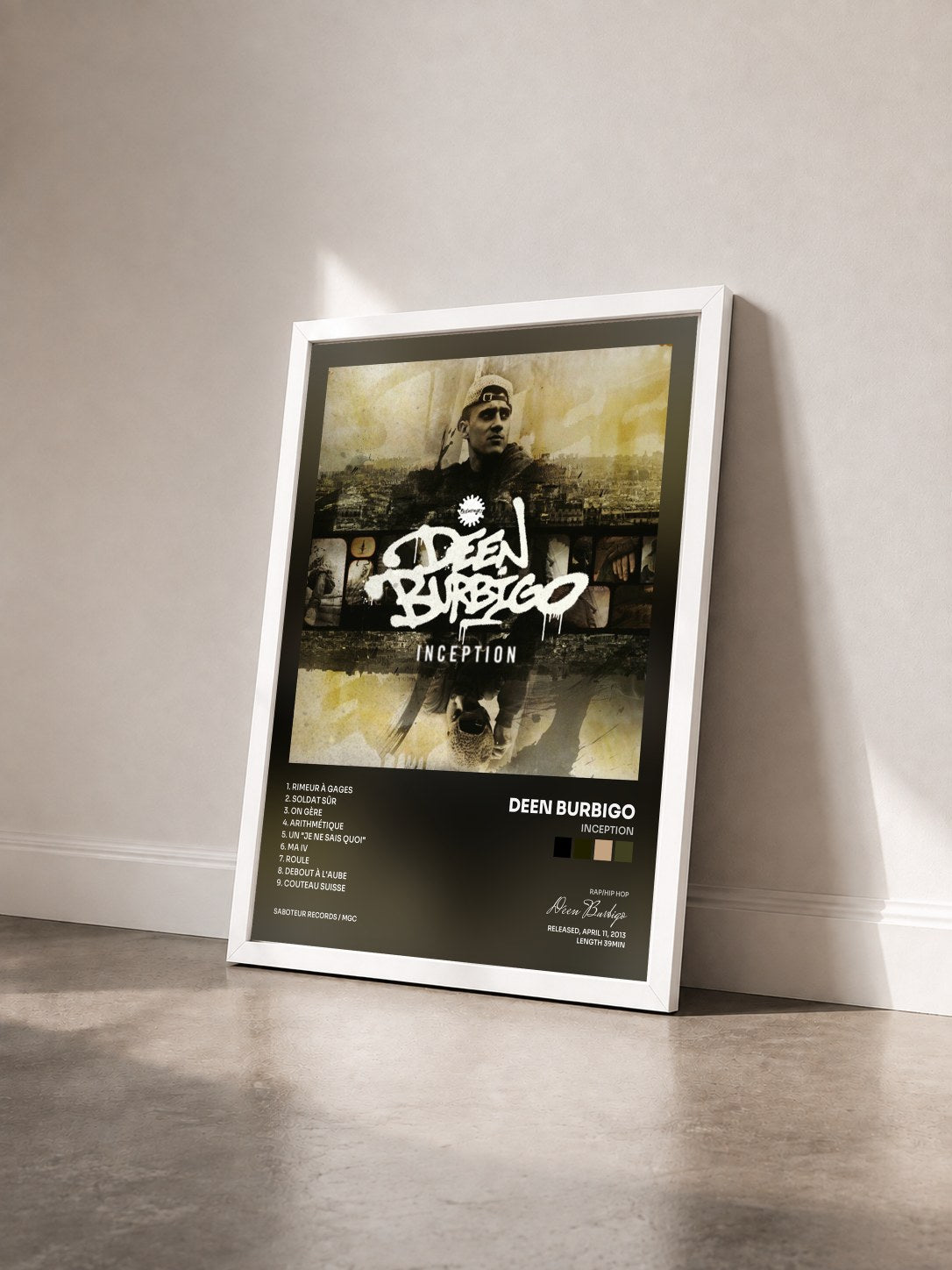 #blanc Tableau de l'album Inception de Deen Burbigo vu de trois quarts, cadre blanc
