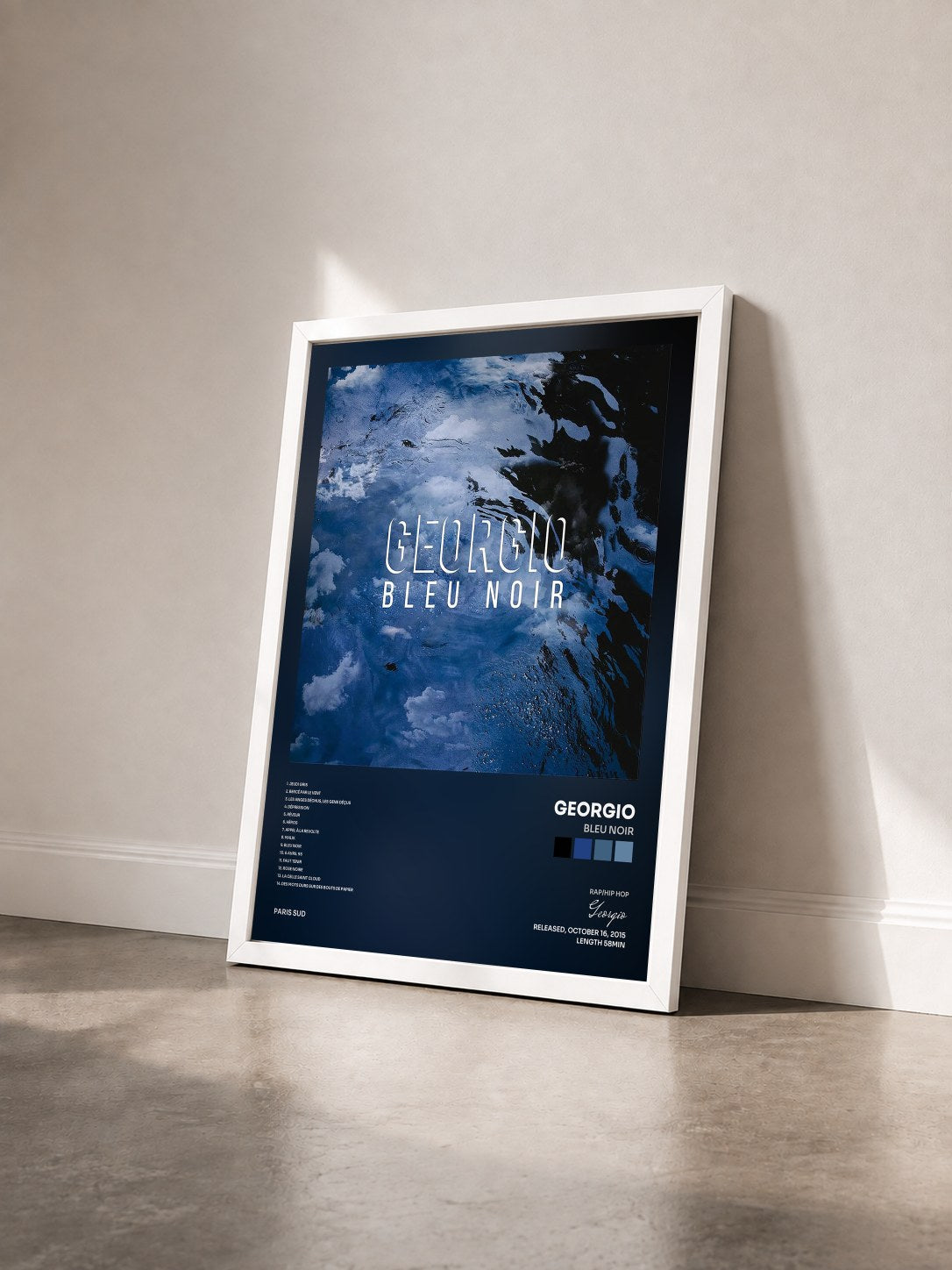 #blanc Tableau de l'album Bleu noir de Georgio vu de trois quarts, cadre blanc