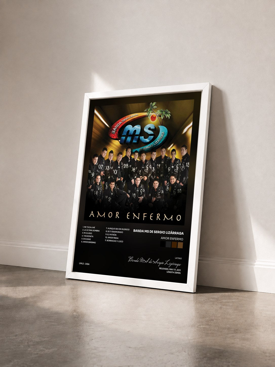 #blanc Tableau de l'album Amor Enfermo de Banda MS de Sergio Lizárraga vu de trois quarts, cadre blanc