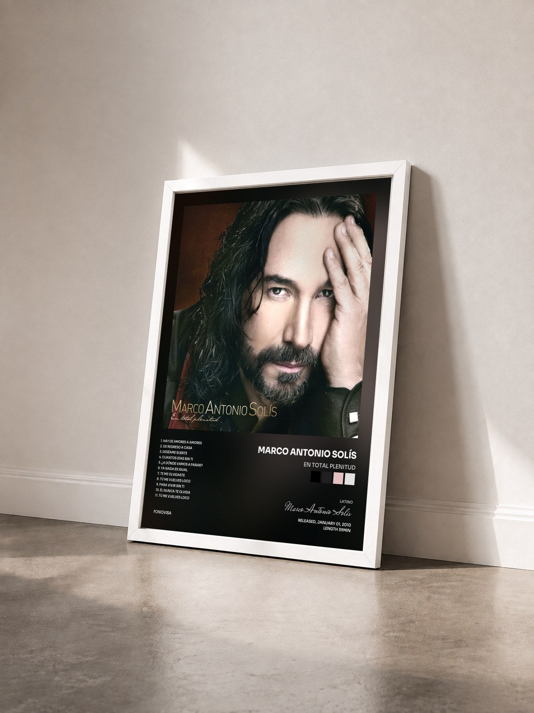 #blanc Tableau de l'album En Total Plenitud de Marco Antonio Solís vu de trois quarts, cadre blanc