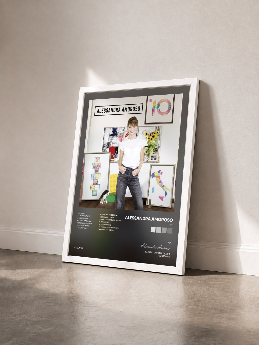 #blanc Tableau de l'album 10 de Alessandra Amoroso vu de trois quarts, cadre blanc