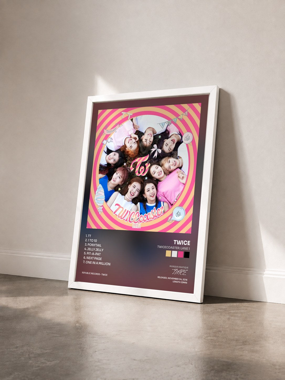 #blanc Tableau de l'album Twicecoaster: Lane 1 de TWICE vu de trois quarts, cadre blanc