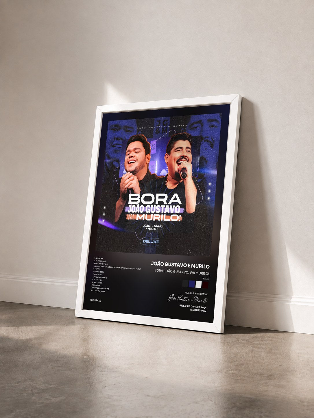 #blanc Tableau de l'album Bora João Gustavo, Vai Murilo! (Deluxe) de João Gustavo e Murilo vu de trois quarts, cadre blanc