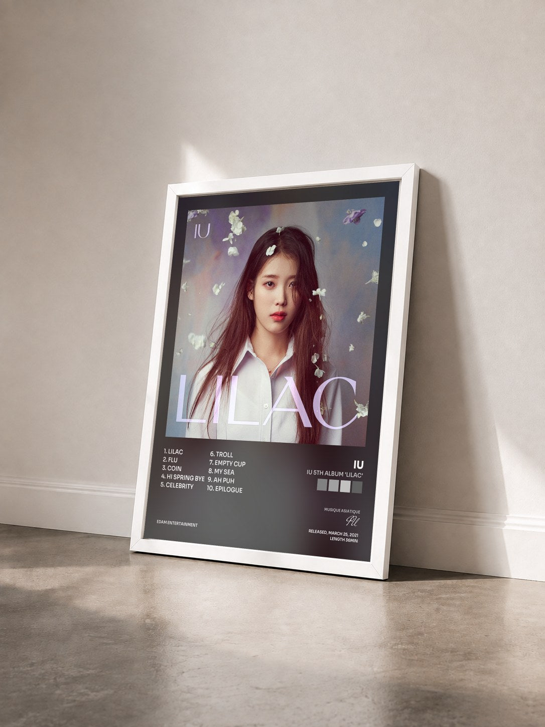 #blanc Tableau de l'album IU 5th Album 'LILAC' de IU vu de trois quarts, cadre blanc