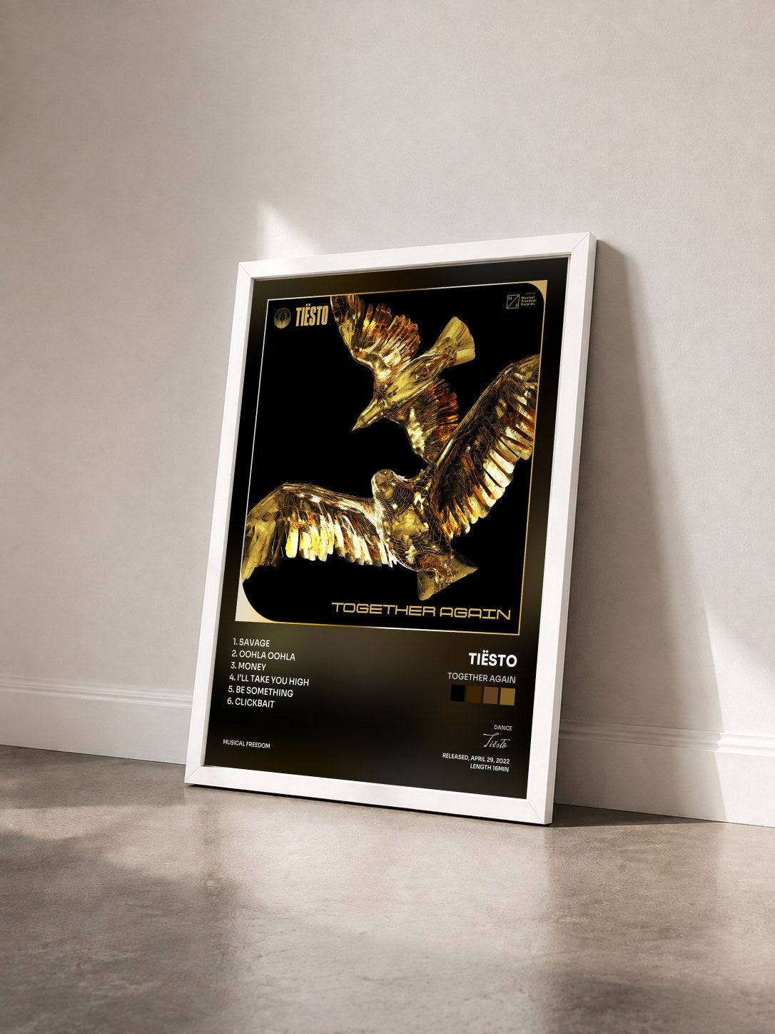 #blanc Tableau de l'album Together Again de Tiësto vu de trois quarts, cadre blanc