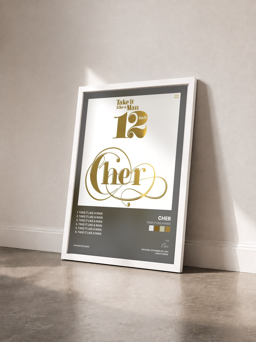 #blanc Take It Like a Man von Cher als gerahmter Kunstdruck von schräg gesehen, weißer Rahmen