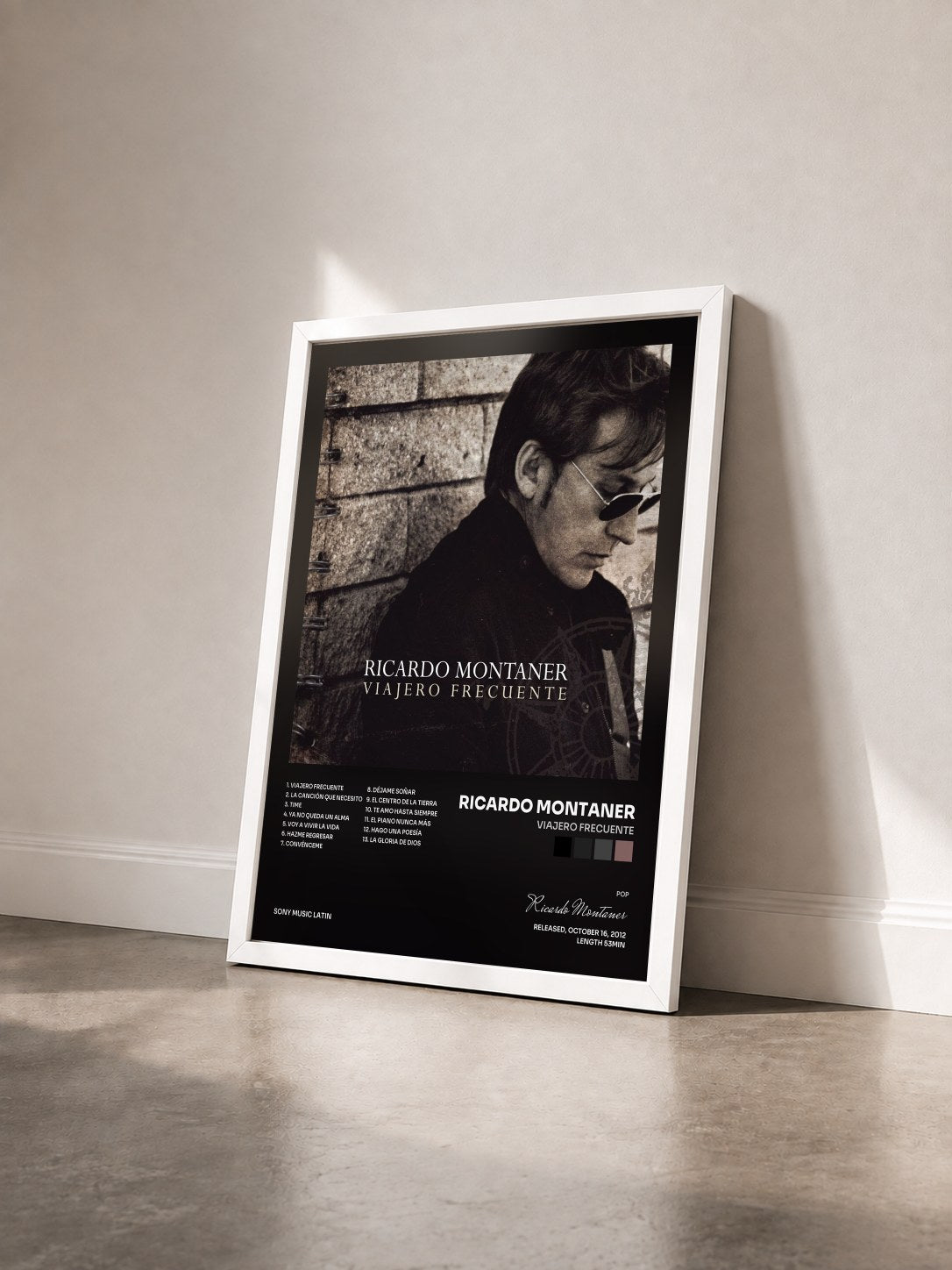 #blanc Tableau de l'album Viajero Frecuente de Ricardo Montaner vu de trois quarts, cadre blanc