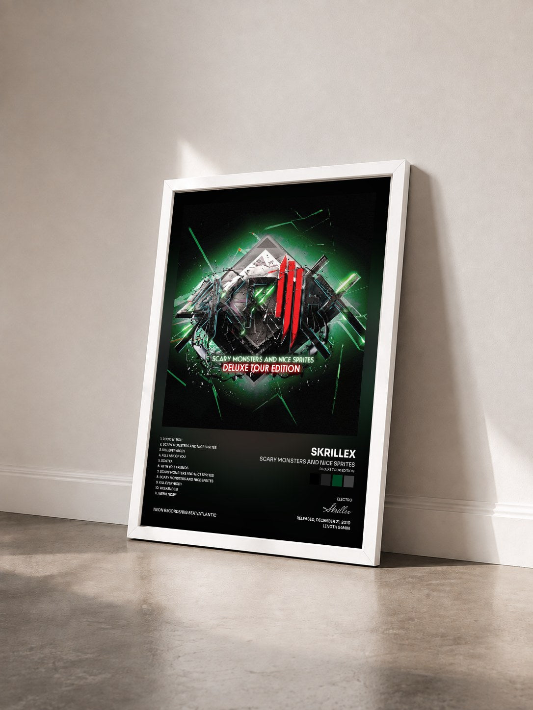 #blanc Tableau de l'album Scary Monsters and Nice Sprites (Deluxe Tour Edition) de Skrillex vu de trois quarts, cadre blanc
