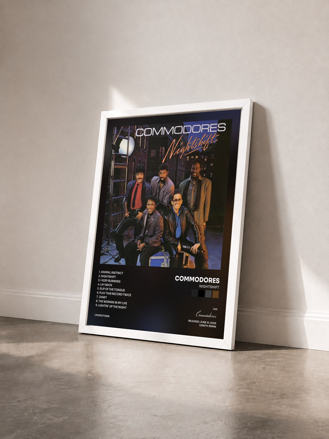 #blanc Tableau de l'album Nightshift de Commodores vu de trois quarts, cadre blanc
