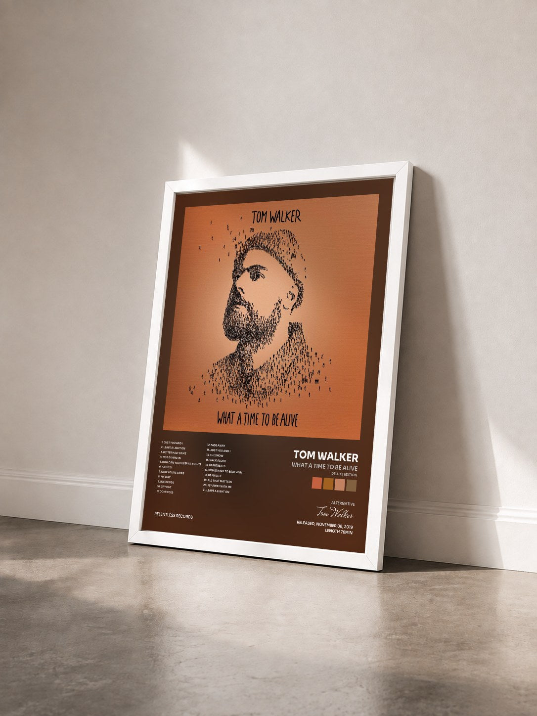 #blanc Tableau de l'album What a Time To Be Alive (Deluxe Edition) de Tom Walker vu de trois quarts, cadre blanc