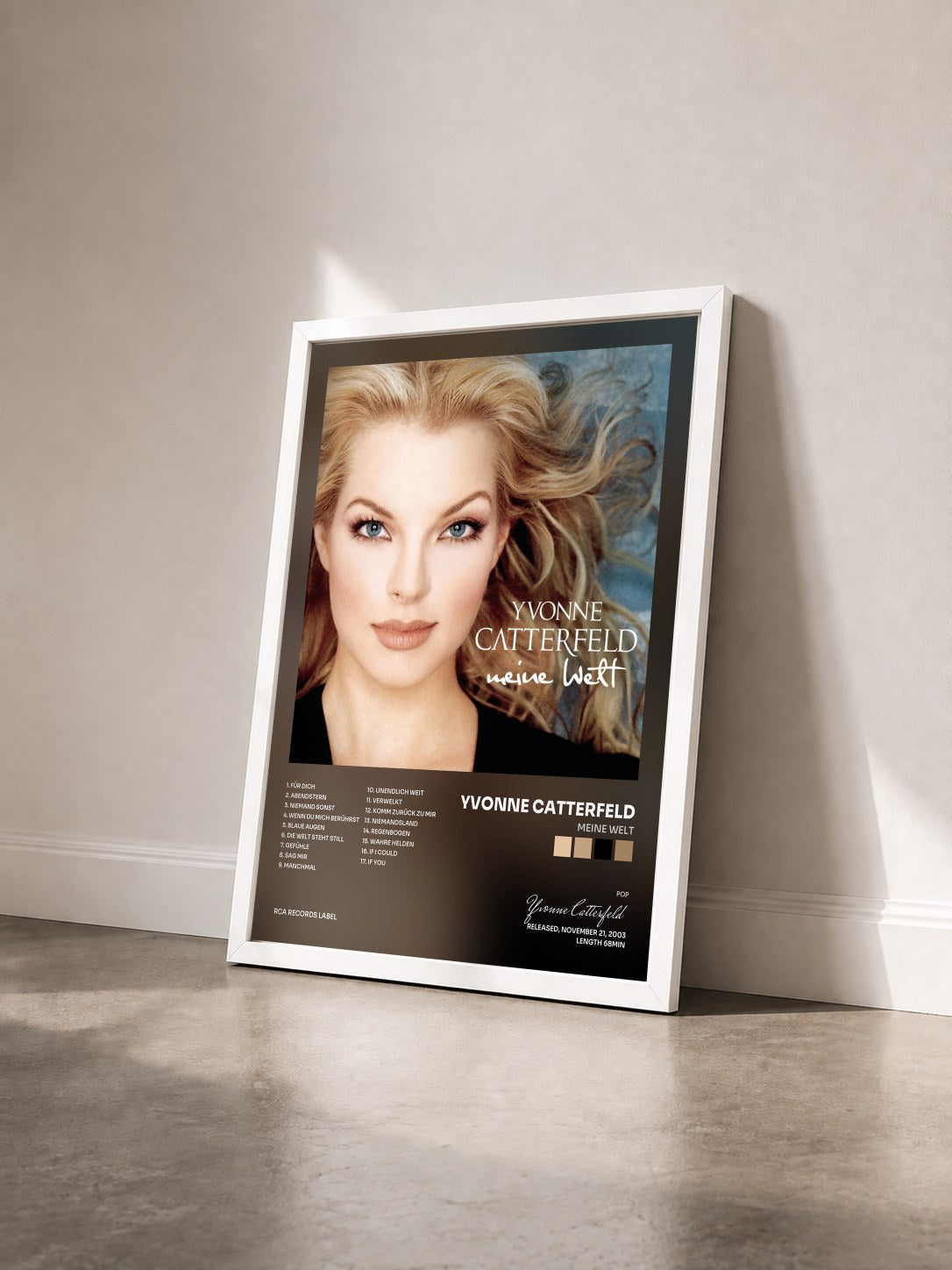 #blanc Tableau de l'album Meine Welt de Yvonne Catterfeld vu de trois quarts, cadre blanc