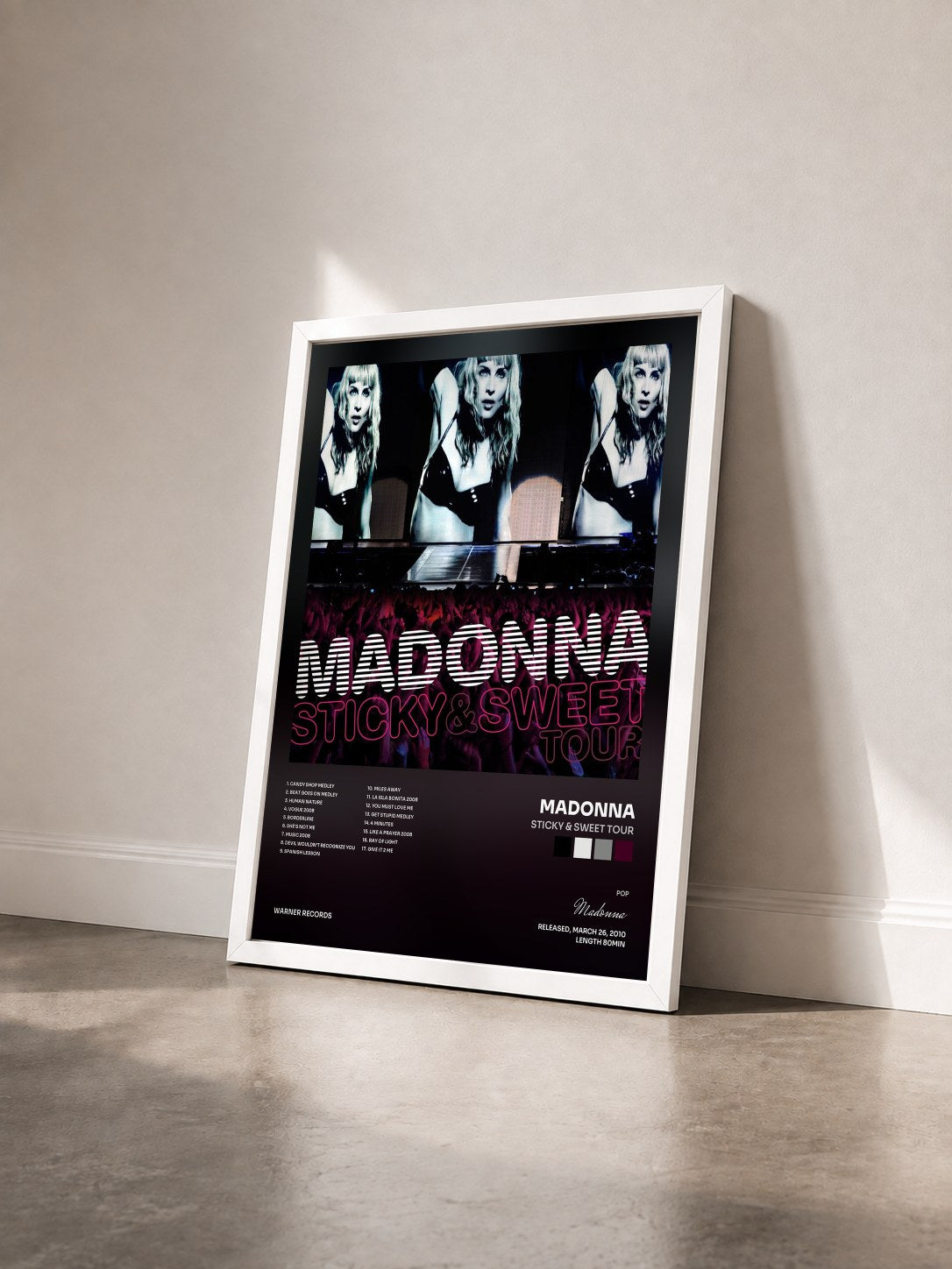 #blanc Tableau de l'album Sticky & Sweet Tour de Madonna vu de trois quarts, cadre blanc