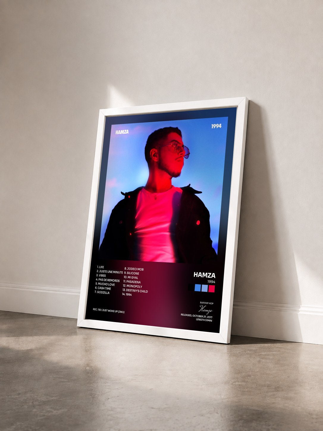 #blanc Tableau de l'album 1994 de Hamza vu de trois quarts, cadre blanc