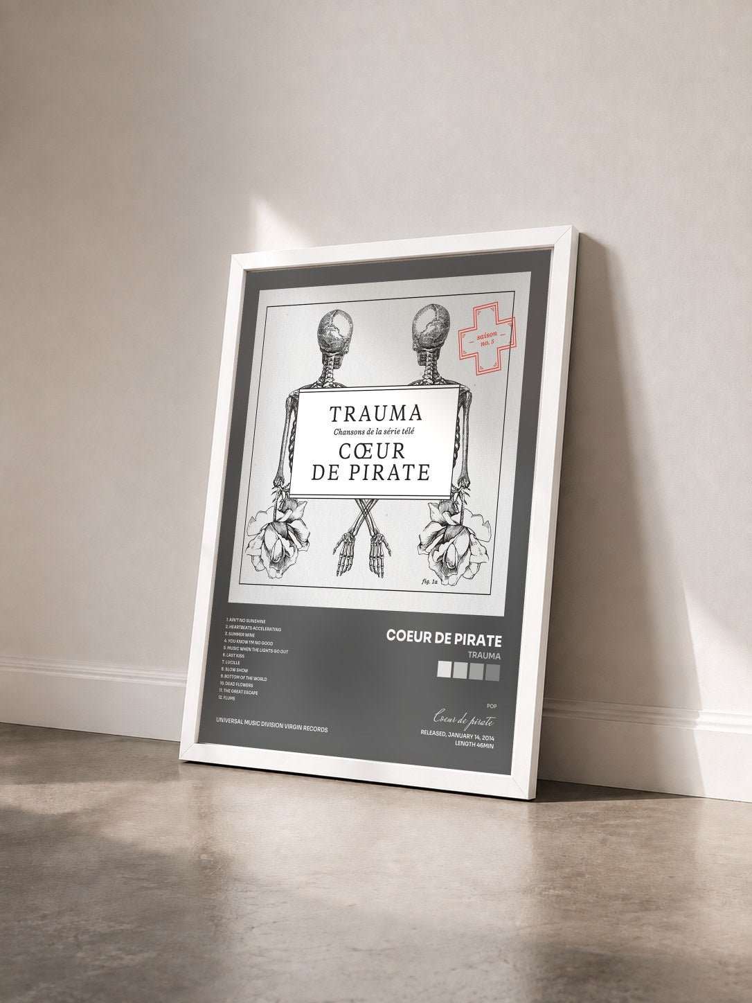 #blanc Trauma de Coeur de pirate en lámina enmarcada vista de tres cuartos, marco blanco