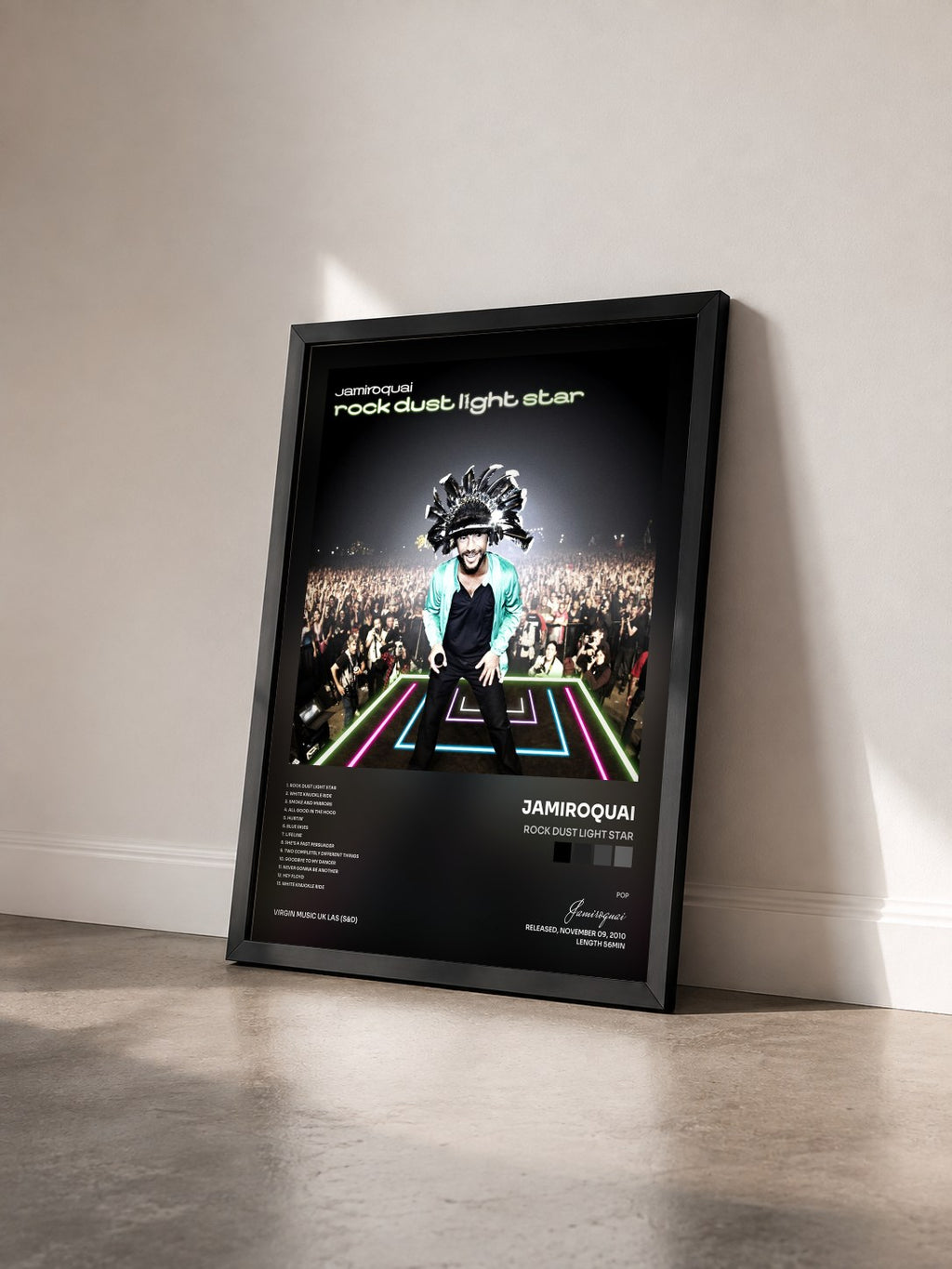 #noir Rock Dust Light Star di Jamiroquai in stampa incorniciata vista di tre quarti, cornice nera