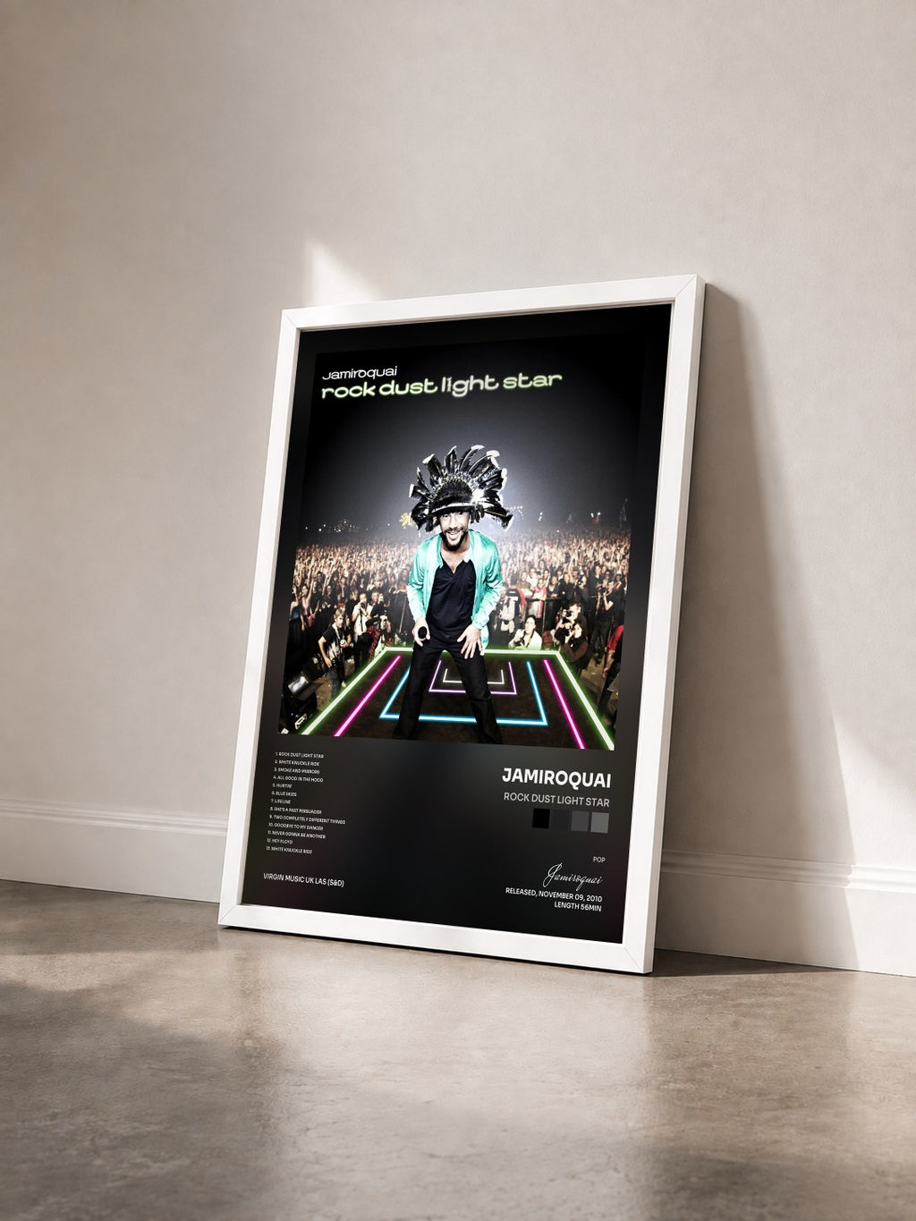 #blanc Rock Dust Light Star di Jamiroquai in stampa incorniciata vista di tre quarti, cornice bianca