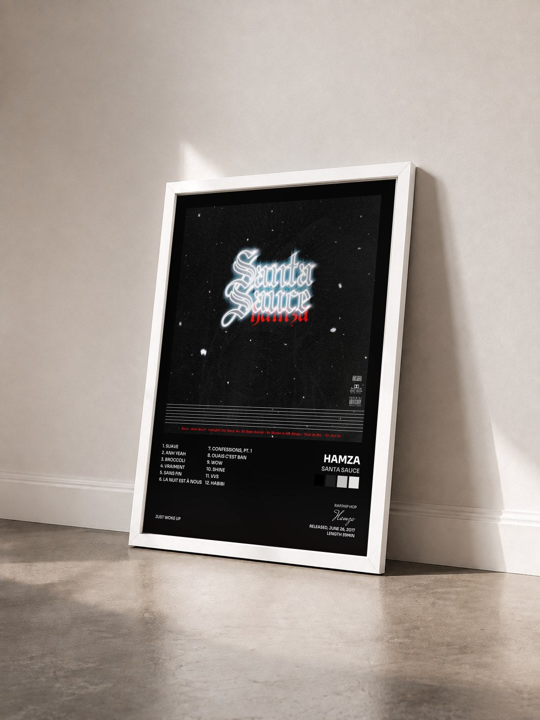 #blanc Tableau de l'album Santa Sauce de Hamza vu de trois quarts, cadre blanc