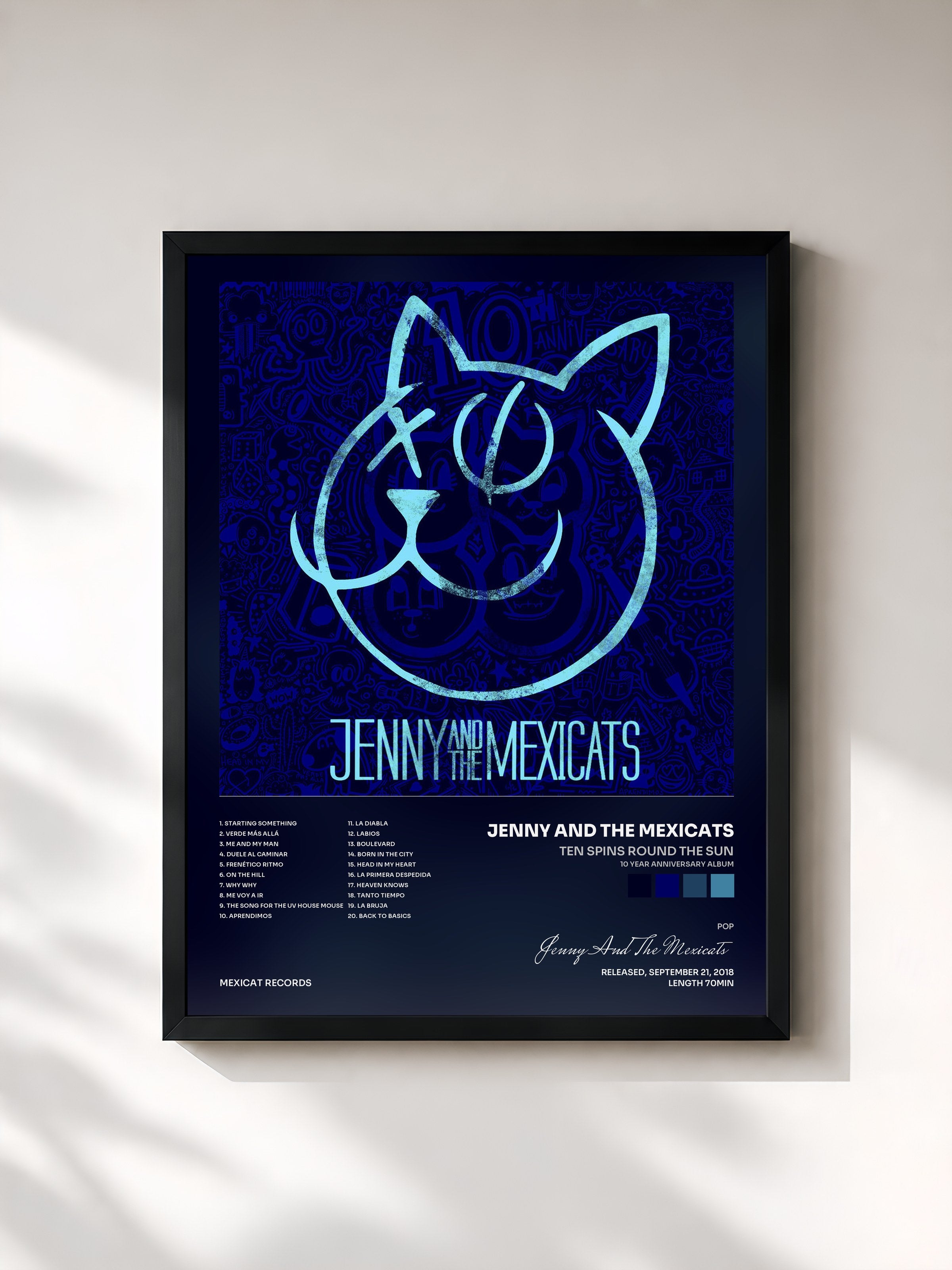 #noir Tableau de l'album Ten Spins Round the Sun (10 Year Anniversary Album) de Jenny And The Mexicats, cadre noir, imprimé et encadré en France