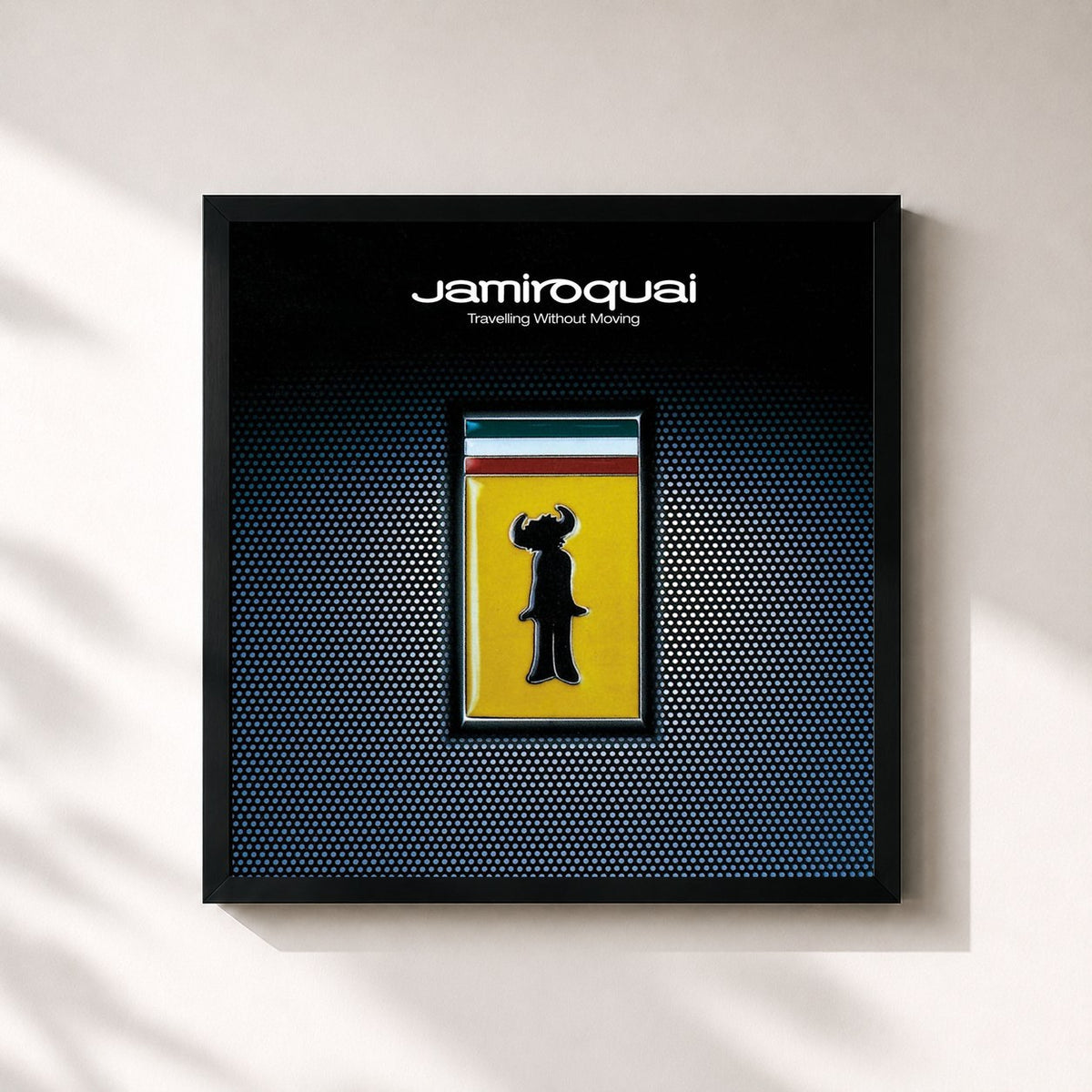 #noir Travelling Without Moving (Remastered) de Jamiroquai en lámina cuadrada enmarcada, marco negro de 32x32 cm
