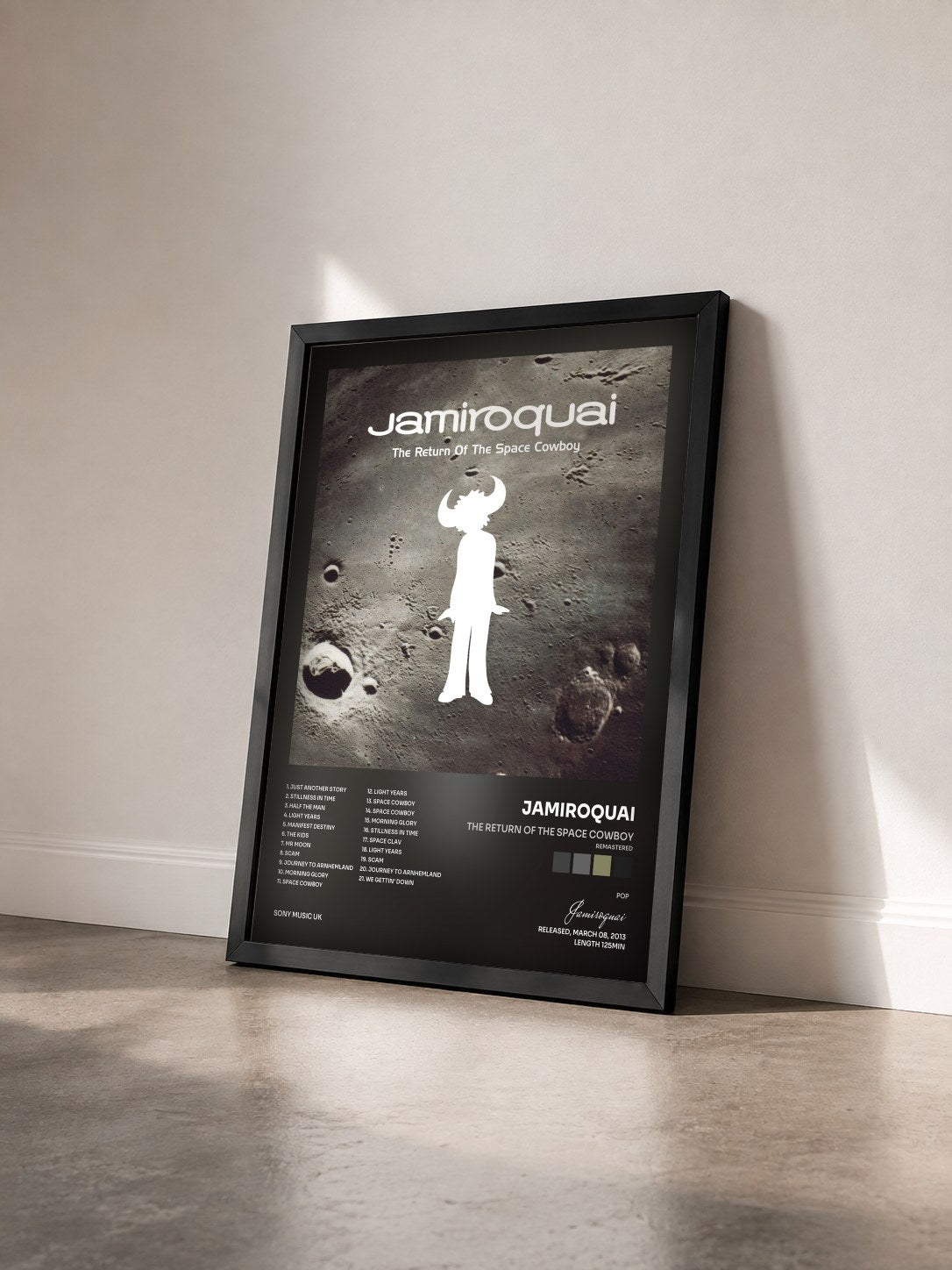 #noir The Return of the Space Cowboy (Remastered) de Jamiroquai en lámina enmarcada vista de tres cuartos, marco negro