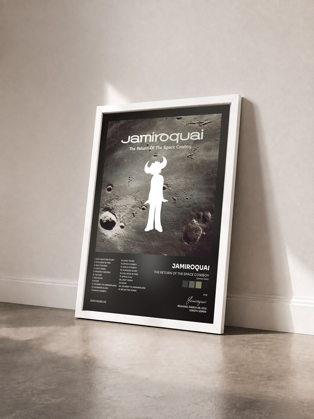 #blanc The Return of the Space Cowboy (Remastered) de Jamiroquai en lámina enmarcada vista de tres cuartos, marco blanco