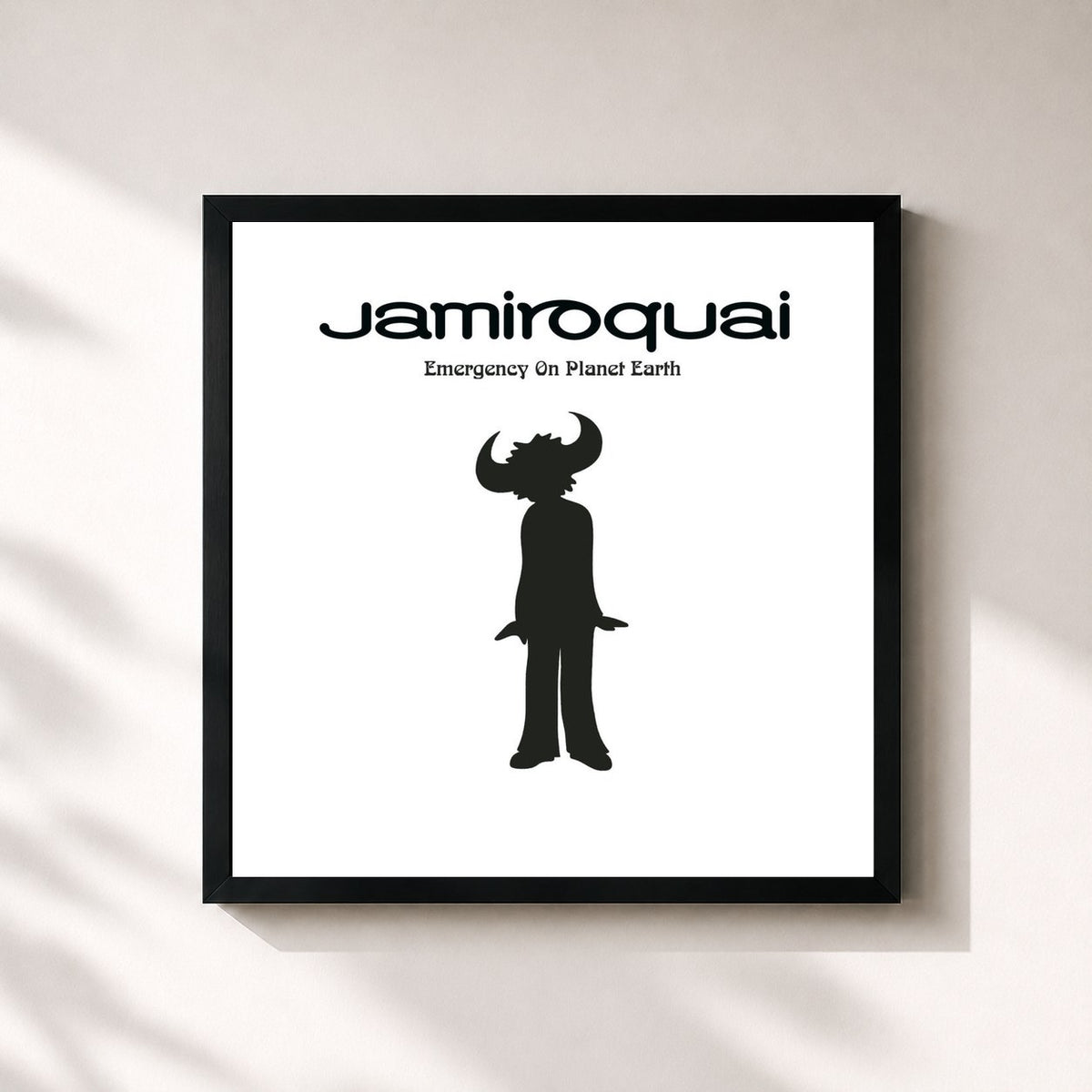 #noir Emergency on Planet Earth (Remastered) de Jamiroquai en lámina cuadrada enmarcada, marco negro de 32x32 cm