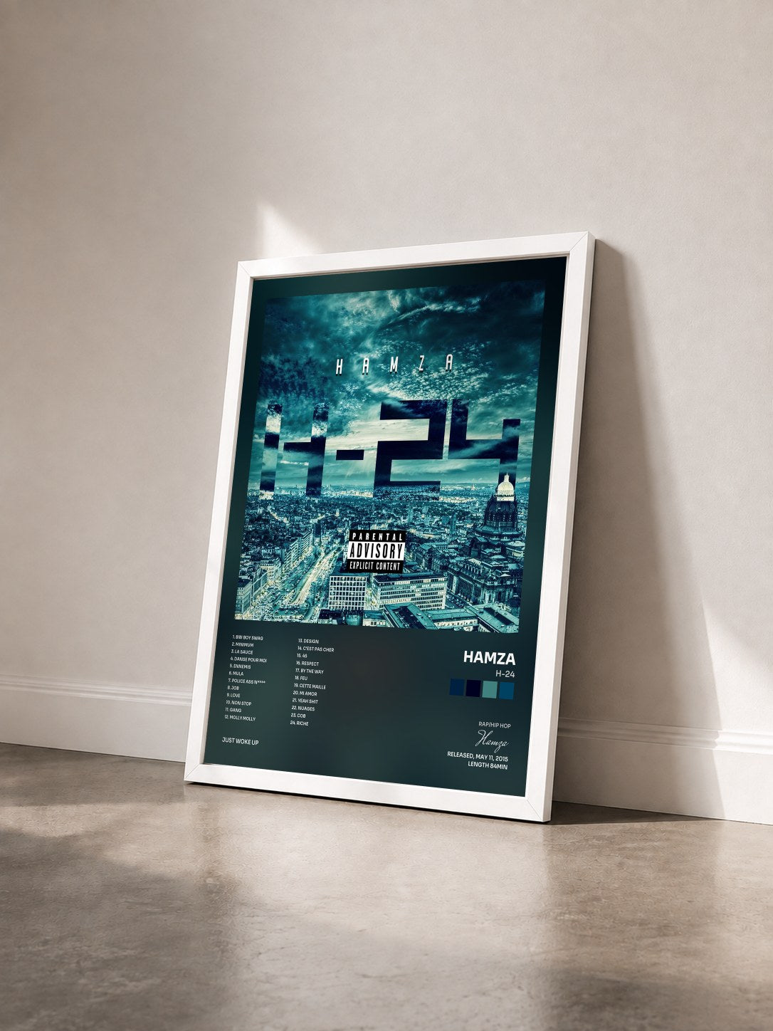 #blanc Tableau de l'album H-24 de Hamza vu de trois quarts, cadre blanc