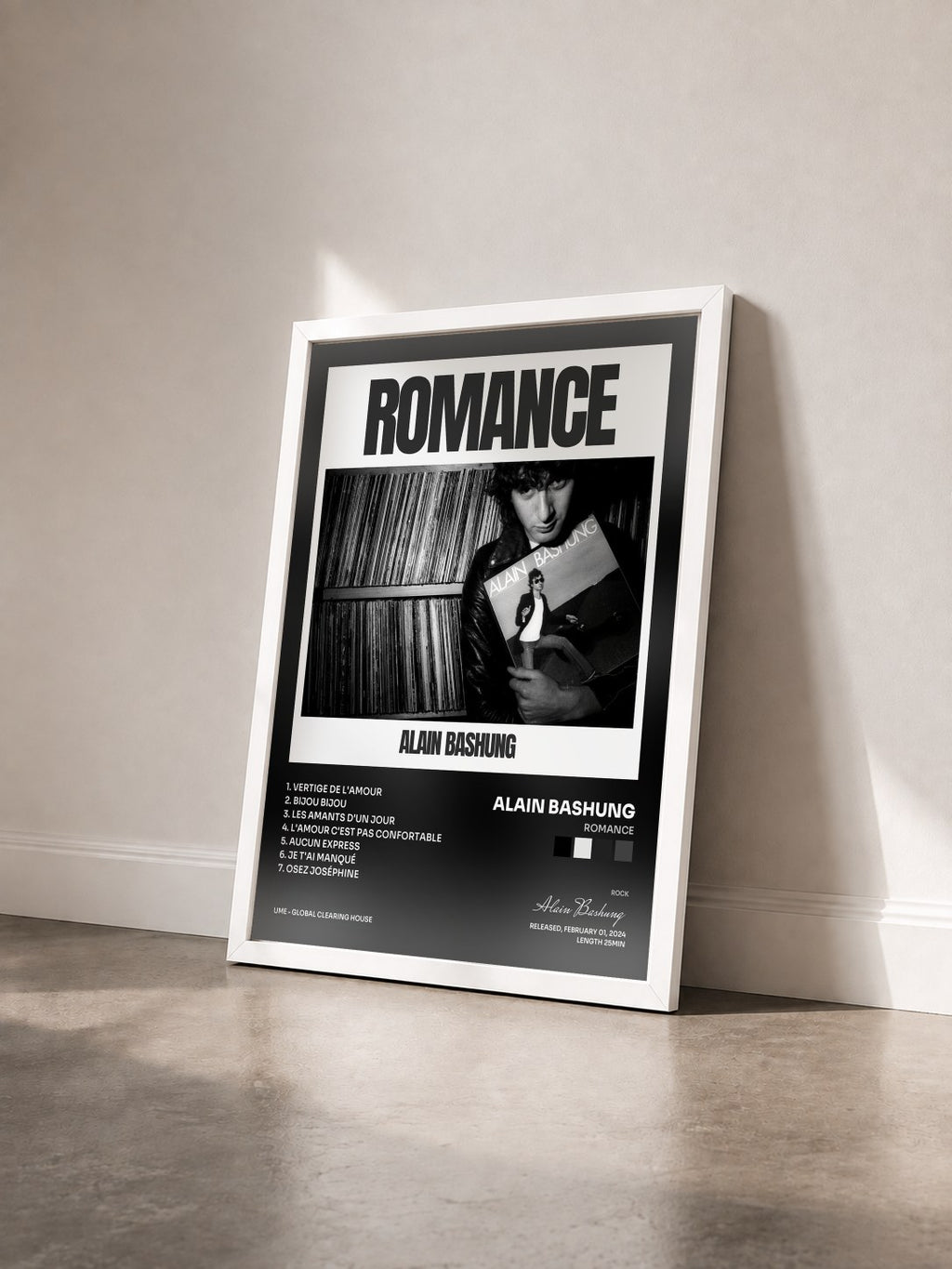 #blanc Romance di Alain Bashung in stampa incorniciata vista di tre quarti, cornice bianca