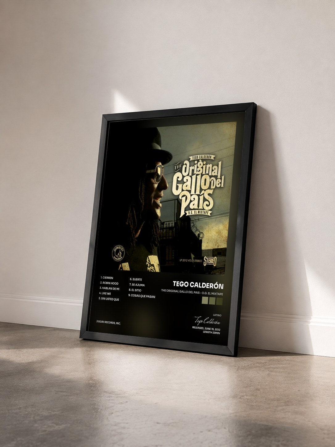 #noir Tableau de l'album The Original Gallo Del Pais - O.G. El Mixtape de Tego Calderón vu de trois quarts, cadre noir