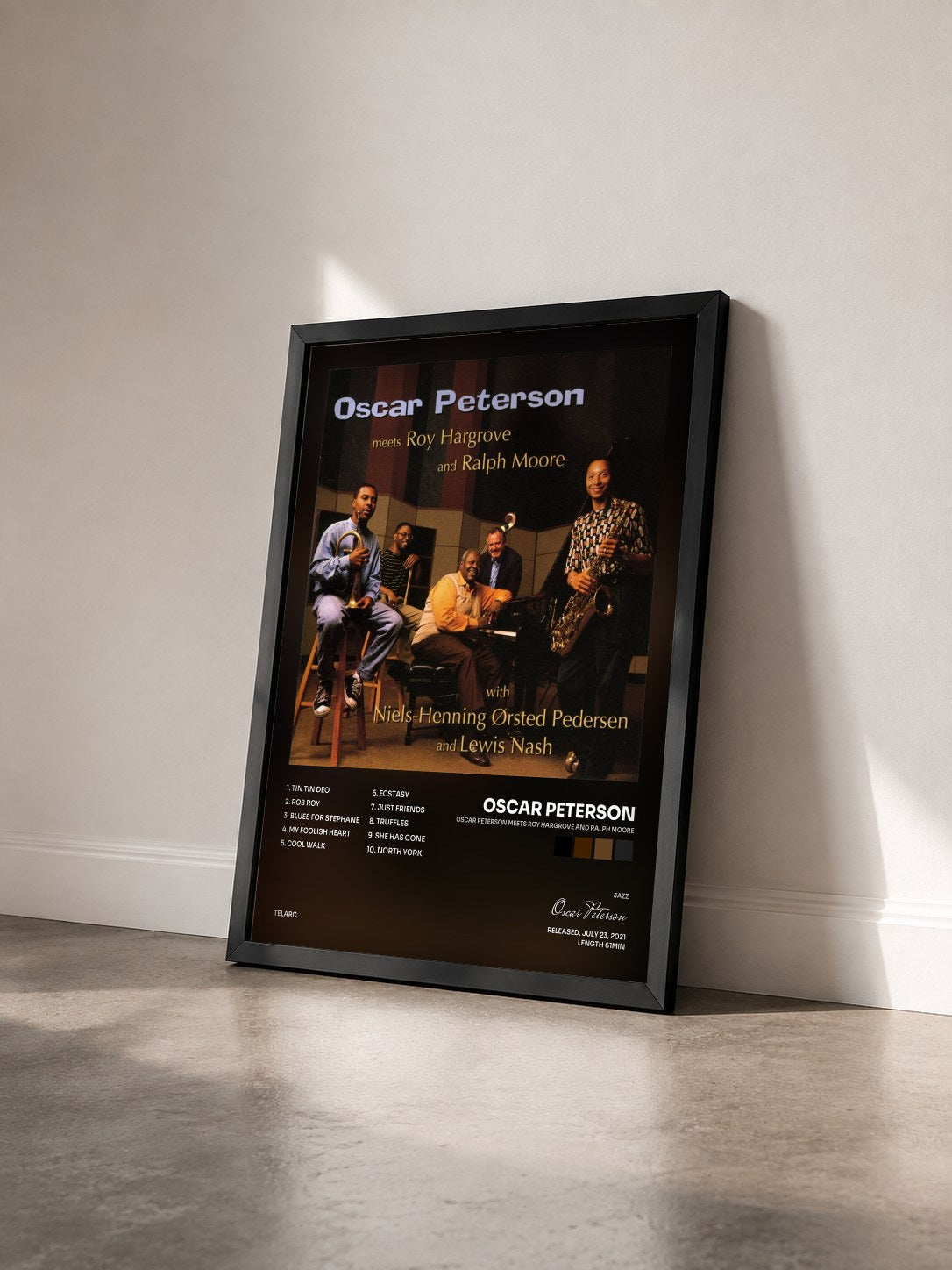 #noir Tableau de l'album Oscar Peterson Meets Roy Hargrove And Ralph Moore de Oscar Peterson vu de trois quarts, cadre noir
