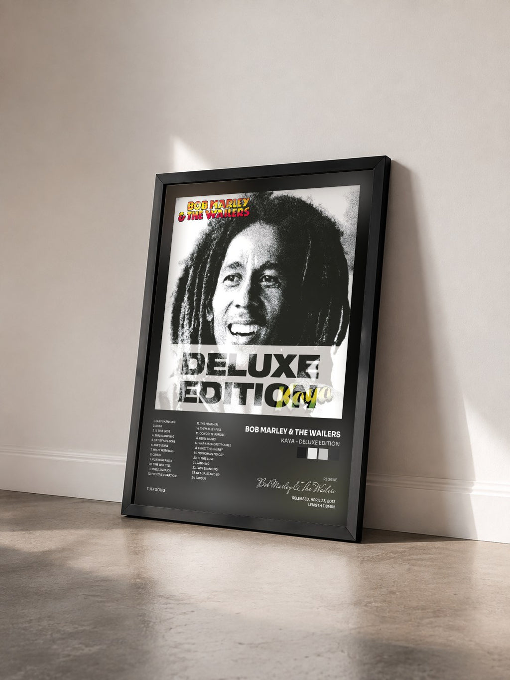 #noir Kaya - Deluxe Edition von Bob Marley & The Wailers als gerahmter Kunstdruck von schräg gesehen, schwarzer Rahmen