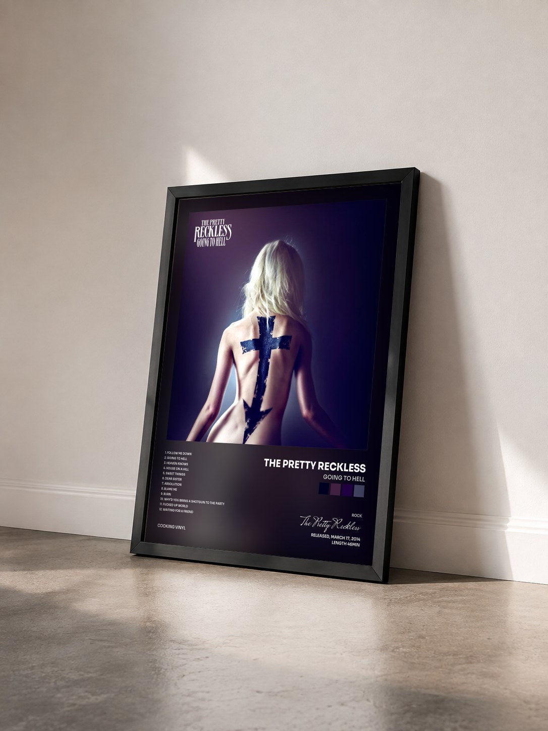 #noir Tableau de l'album Going to Hell de The Pretty Reckless vu de trois quarts, cadre noir