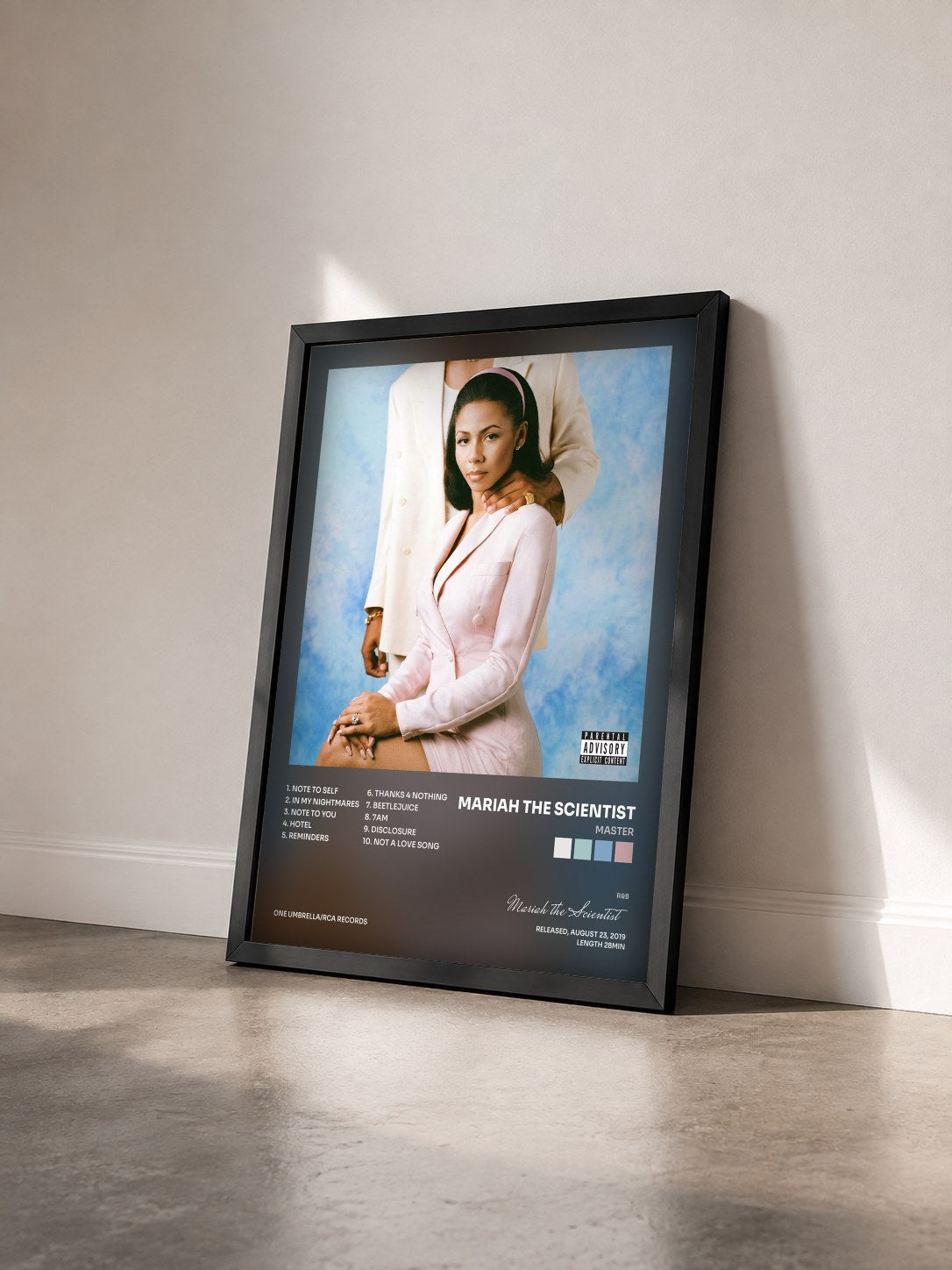 #noir Tableau de l'album MASTER de Mariah the Scientist vu de trois quarts, cadre noir