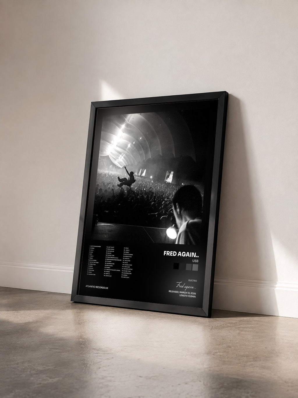 #noir Tableau de l'album USB de Fred again.. vu de trois quarts, cadre noir