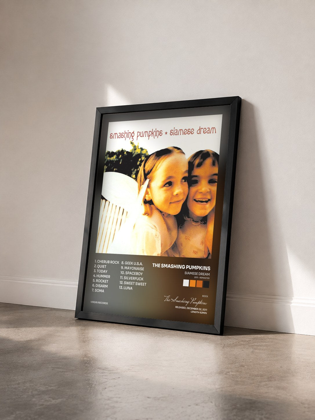 #noir Siamese Dream (2011 - Remaster) von The Smashing Pumpkins als gerahmter Kunstdruck von schräg gesehen, schwarzer Rahmen