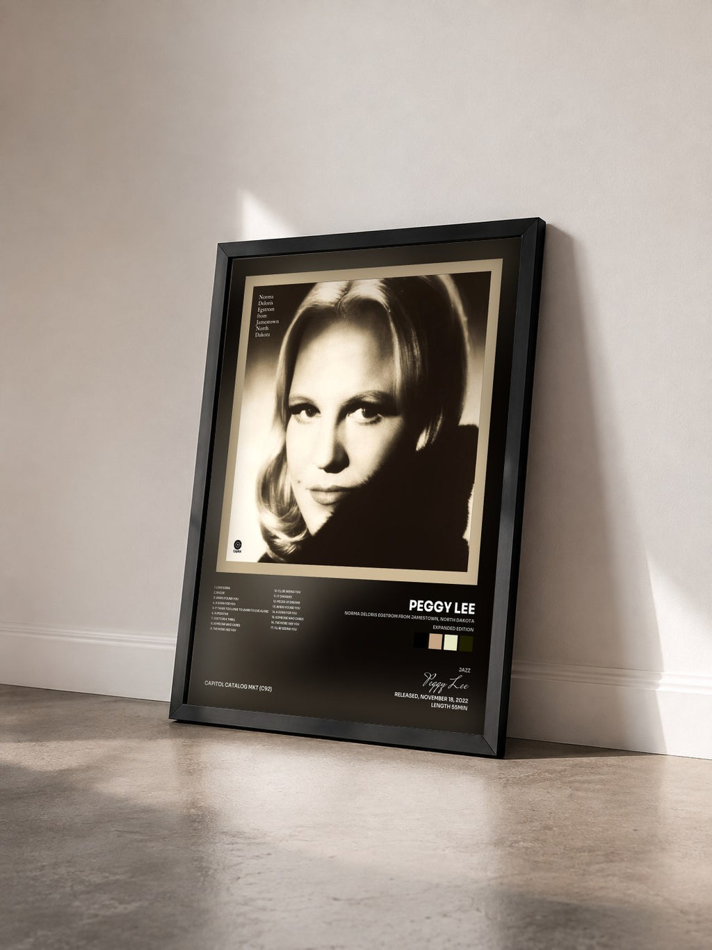 #noir Tableau de l'album Norma Deloris Egstrom From Jamestown, North Dakota (Expanded Edition) de Peggy Lee vu de trois quarts, cadre noir