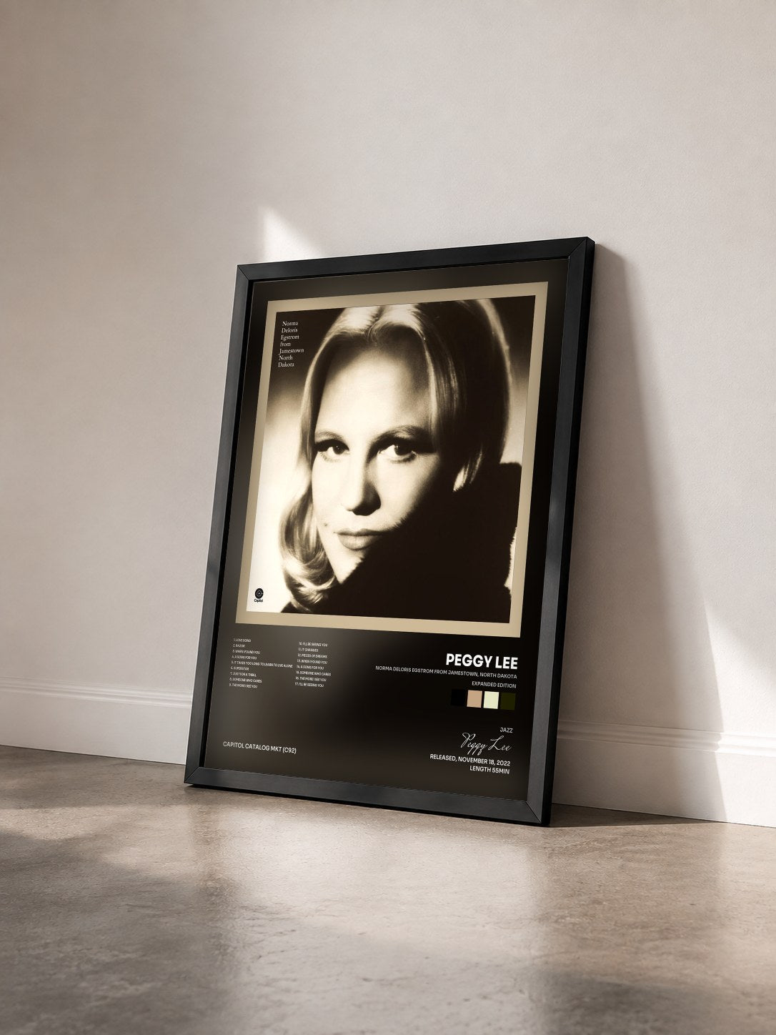 #noir Tableau de l'album Norma Deloris Egstrom From Jamestown, North Dakota (Expanded Edition) de Peggy Lee vu de trois quarts, cadre noir