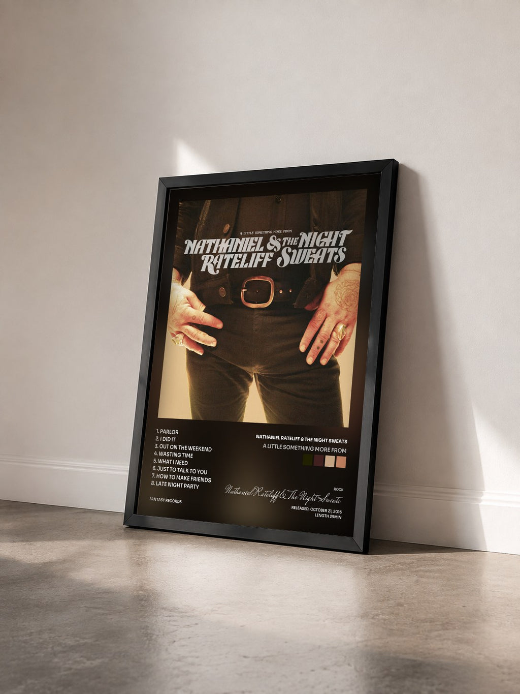 #noir Tableau de l'album A Little Something More From de Nathaniel Rateliff & The Night Sweats vu de trois quarts, cadre noir