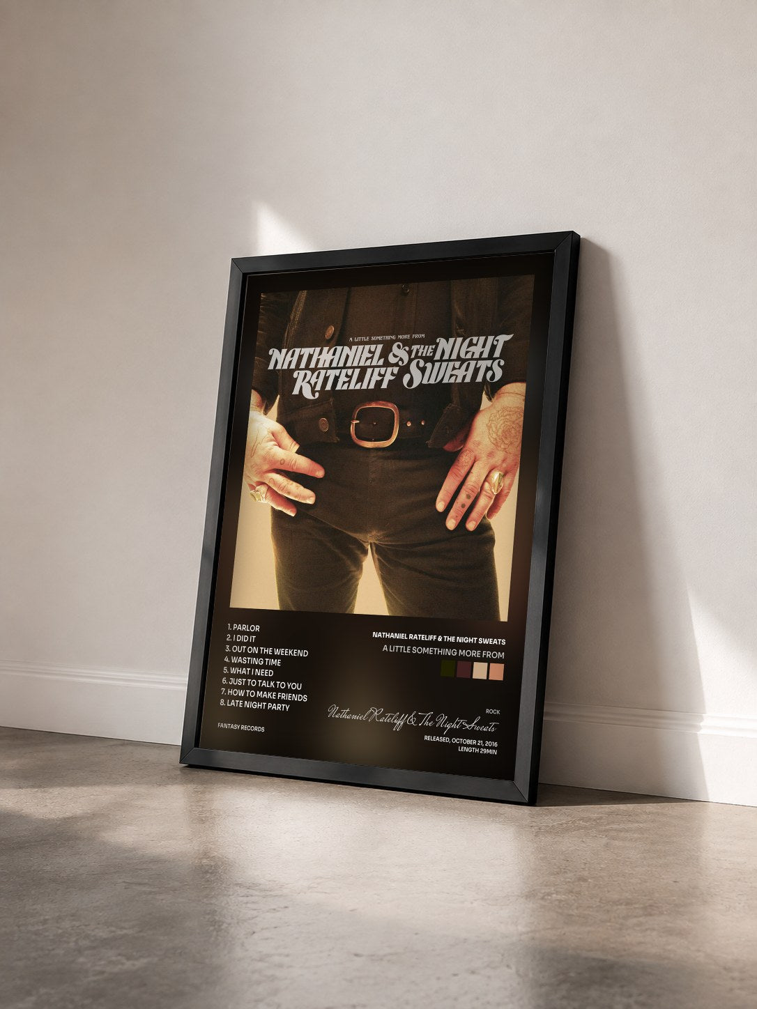 #noir Tableau de l'album A Little Something More From de Nathaniel Rateliff & The Night Sweats vu de trois quarts, cadre noir