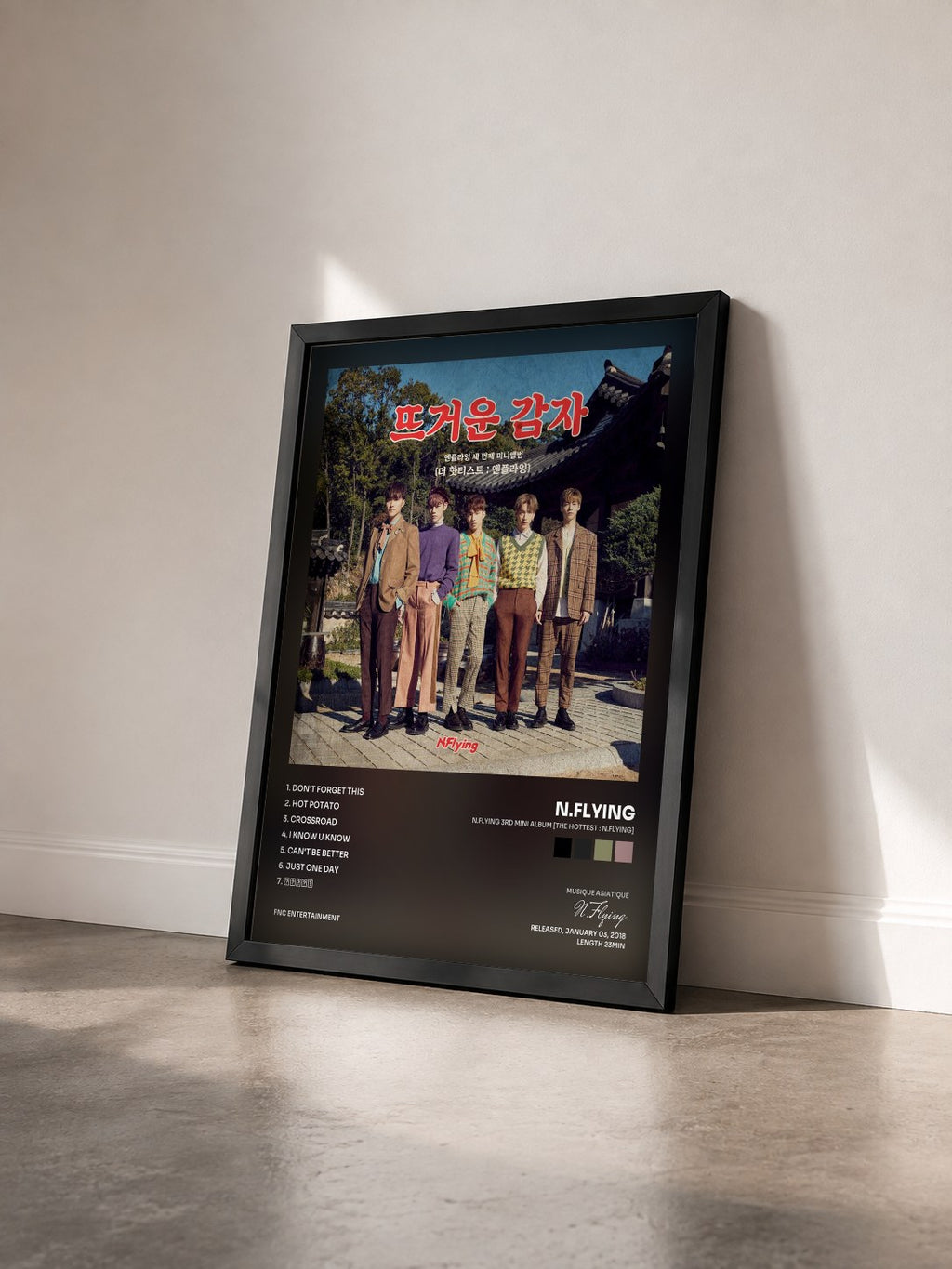 #noir Tableau de l'album N.Flying 3rd Mini Album [THE HOTTEST : N.Flying] de N.Flying vu de trois quarts, cadre noir