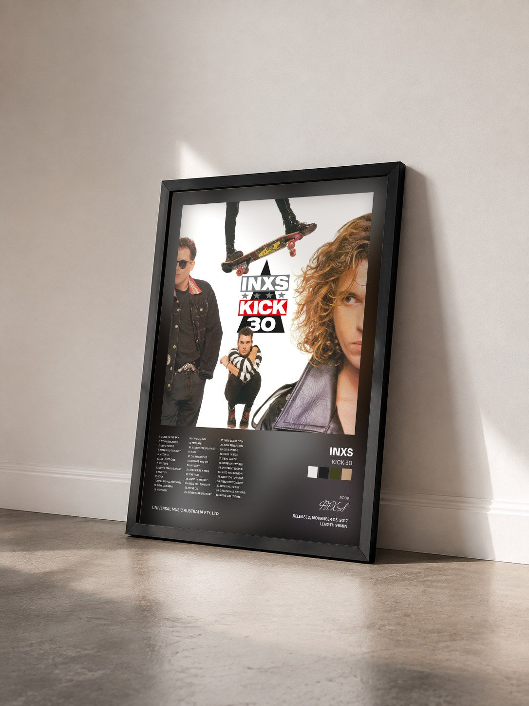 #noir Tableau de l'album Kick 30 de INXS vu de trois quarts, cadre noir