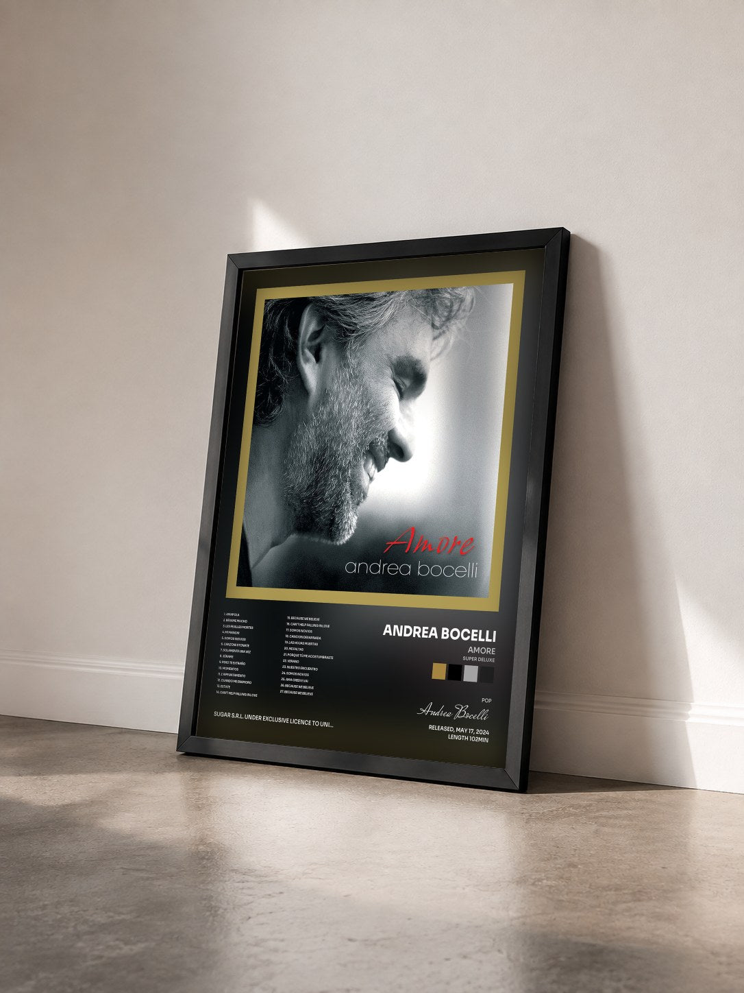 #noir Tableau de l'album Amore (Super Deluxe) de Andrea Bocelli vu de trois quarts, cadre noir